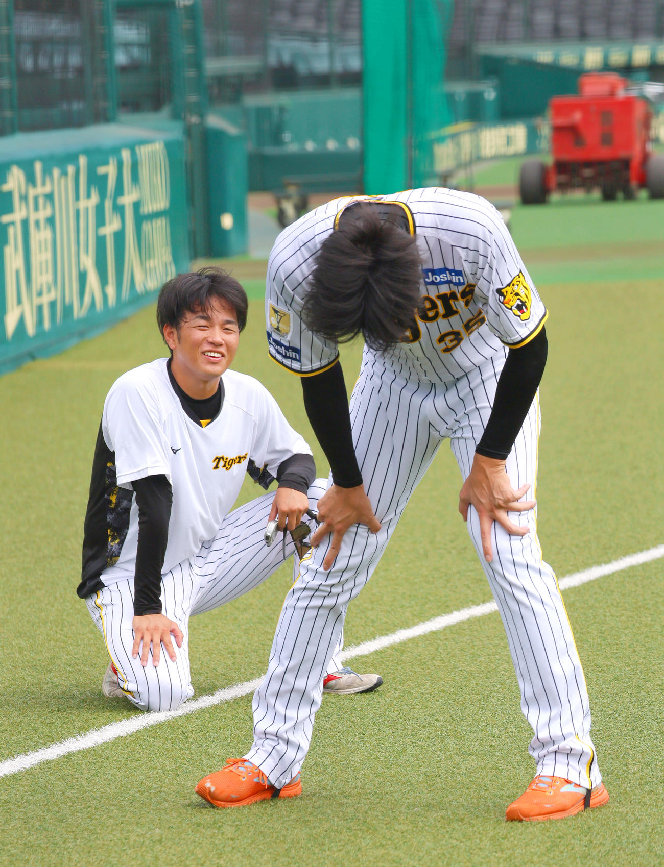 練習の合間に阪神才木（手前）と談笑する阪神高橋（撮影・上山淳一）