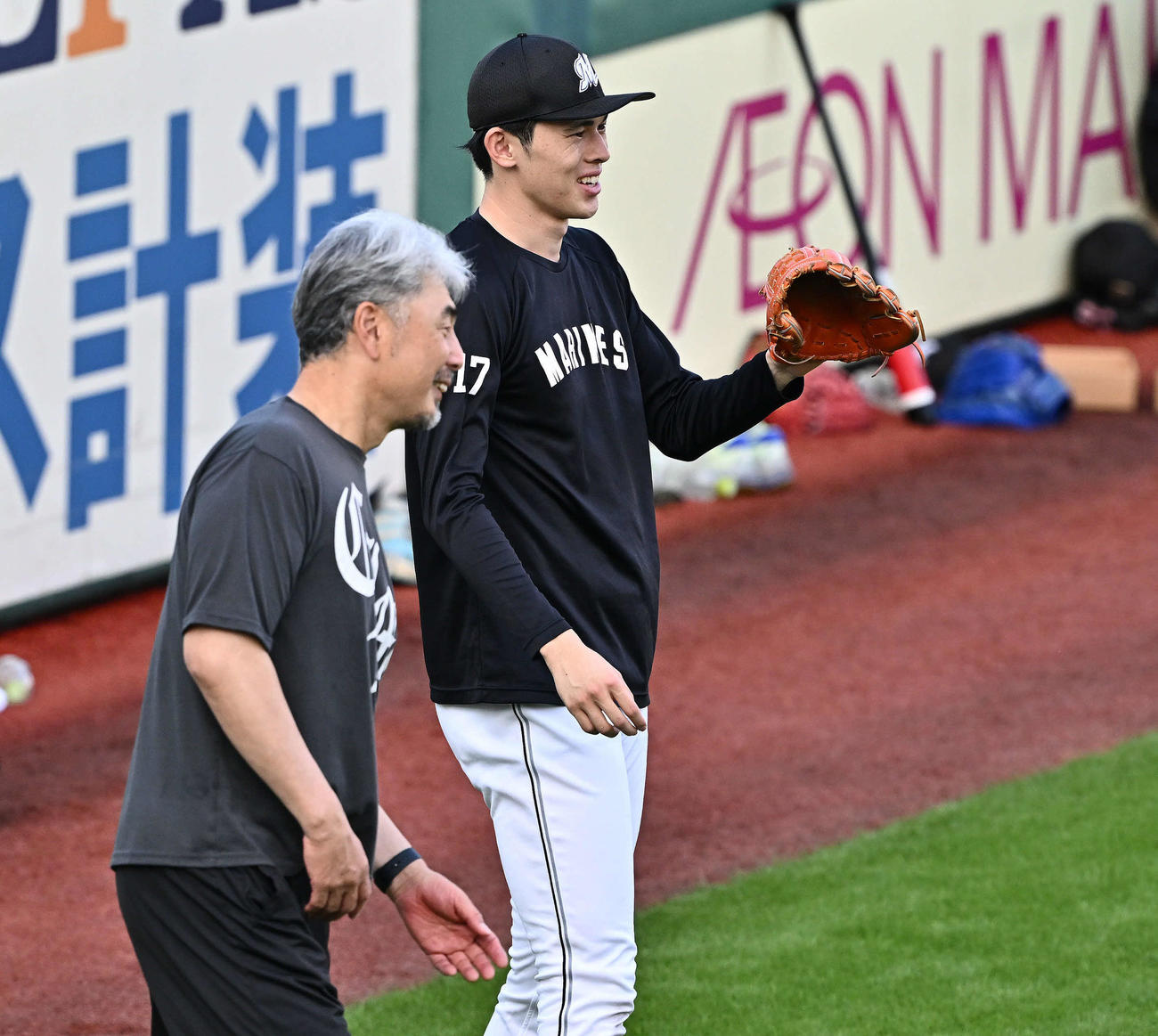 17日、楽天対ロッテ　試合前練習のキャッチボールで調整するロッテ佐々木（後方）は吉井監督と話す（撮影・滝沢徹郎）