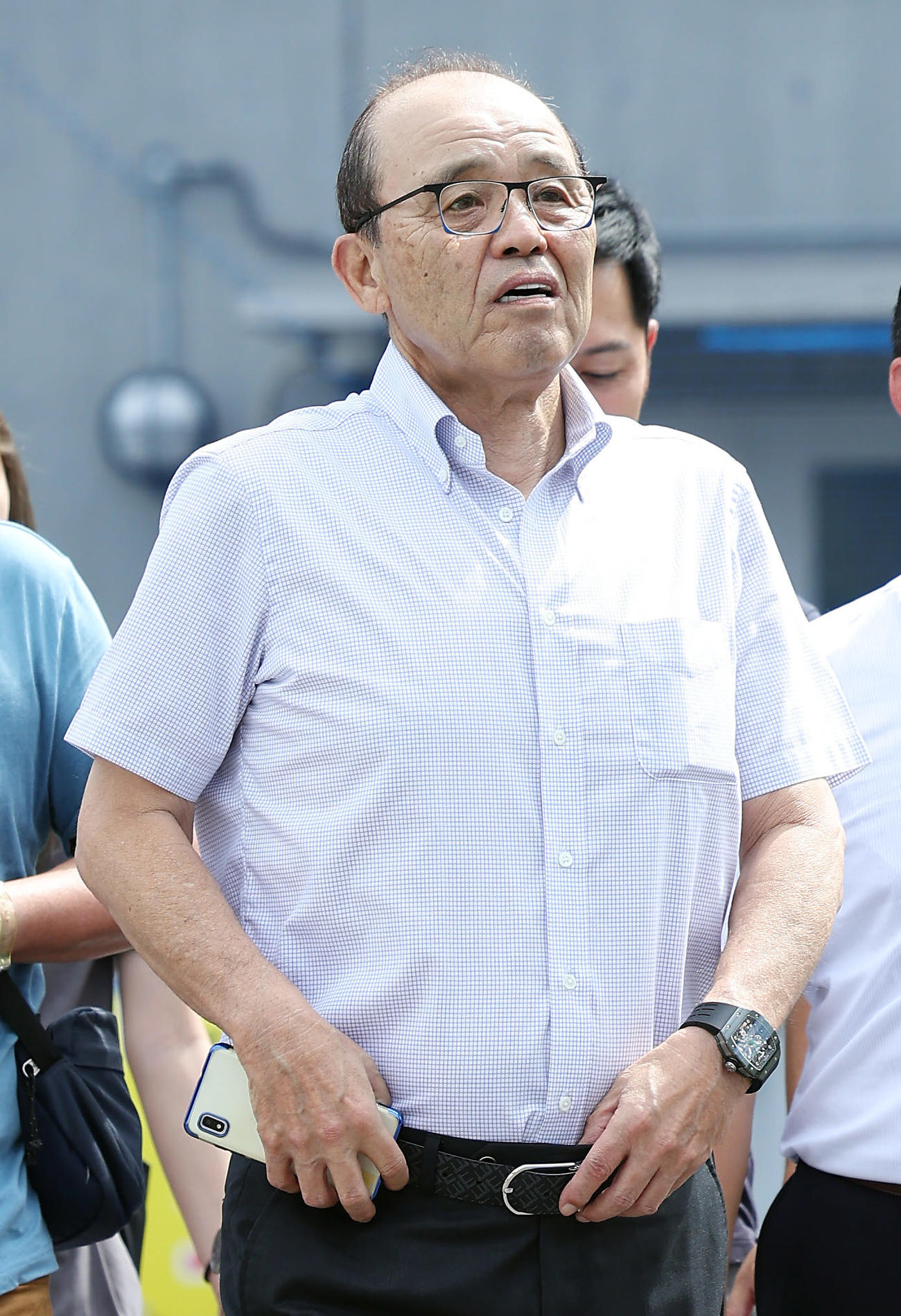 ナゴヤ球場で練習を見守った阪神岡田監督（撮影・前田充）