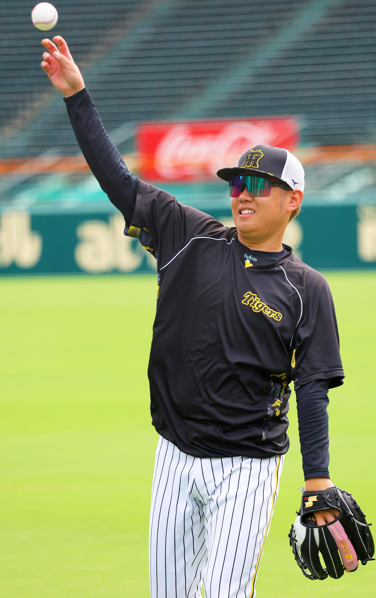 甲子園球場でキャッチボールする阪神西勇（撮影・上山淳一）