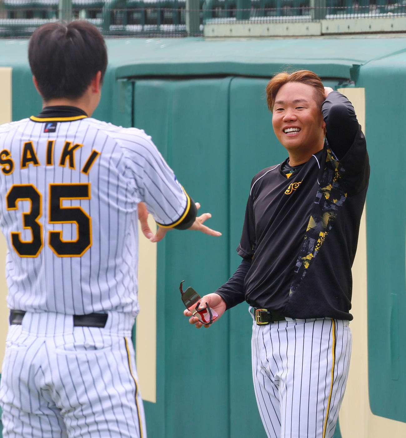 阪神西勇（右）は笑顔で才木と話す（撮影・上山淳一）