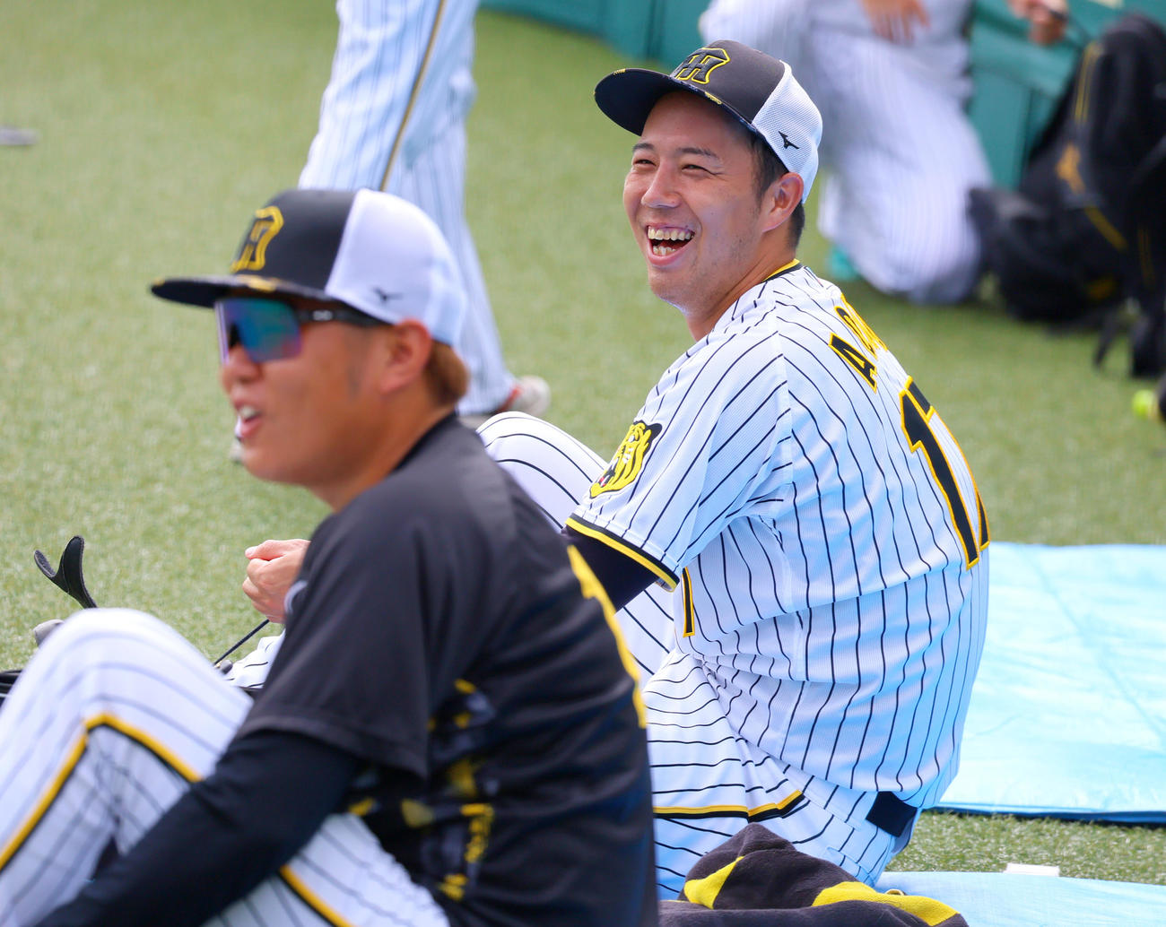 投手指名練習でリラックスした表情を見せる阪神青柳。手前は西勇（撮影・上山淳一）