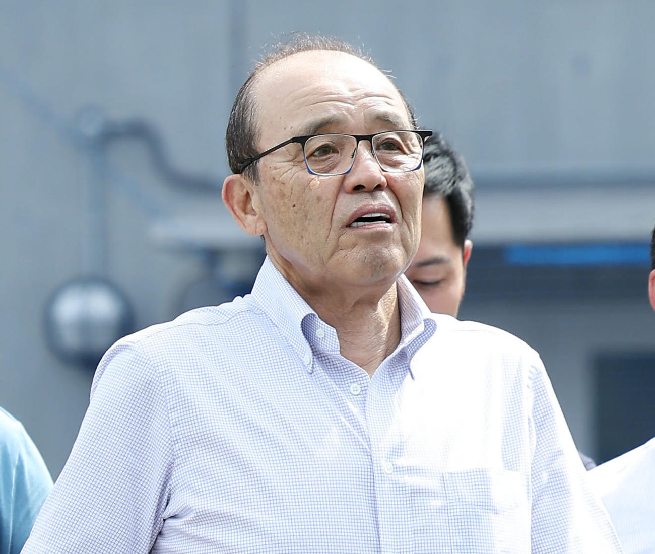 ナゴヤ球場で練習を見守った阪神岡田監督（撮影・前田充）