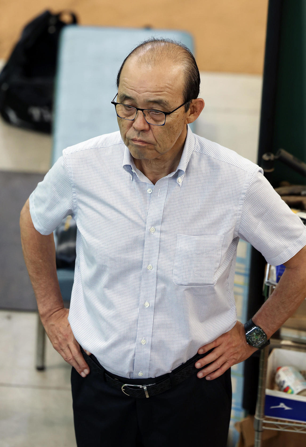 練習を見守る阪神岡田監督（撮影・前田充）