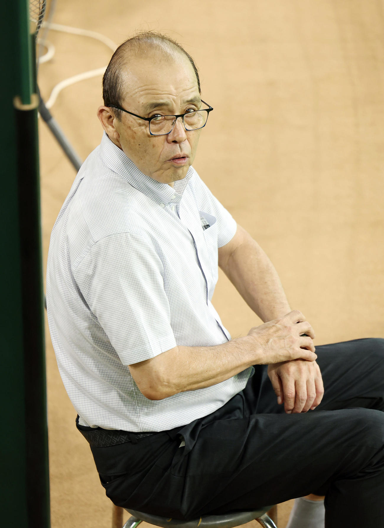 ナゴヤ球場で練習を見守った阪神岡田監督（撮影・前田充）