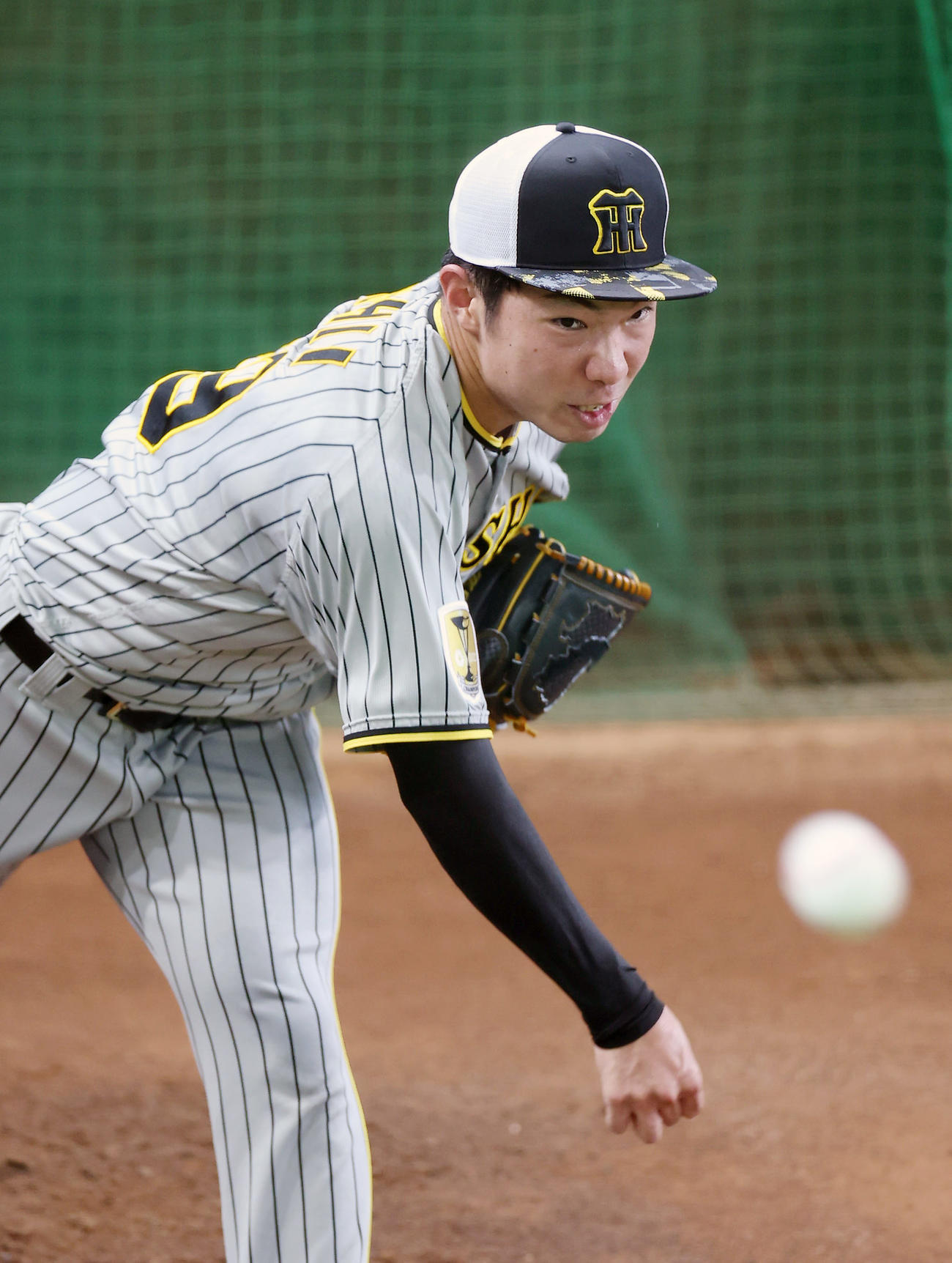 ブルペンで投球練習する阪神石井（撮影・前田充）