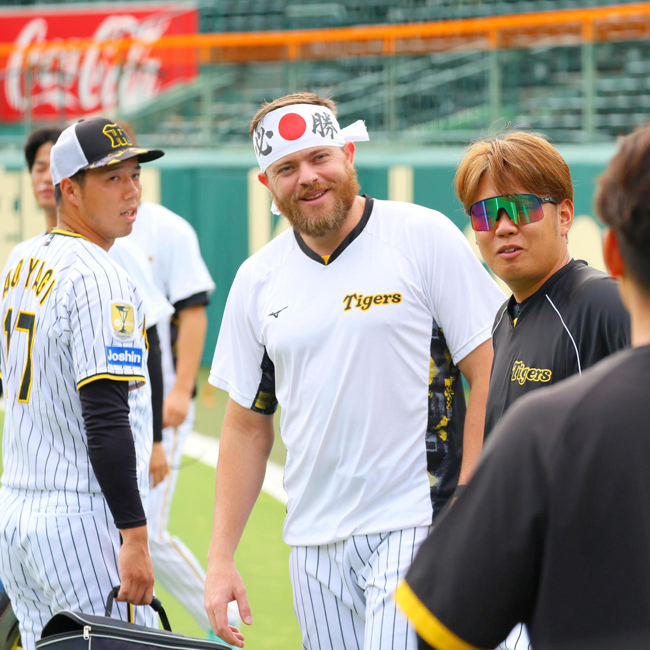 阪神ビーズリー（中央）は必勝はちまきをつけて投手指名練習に参加する。左は青柳、右は西勇（撮影・上山淳一）