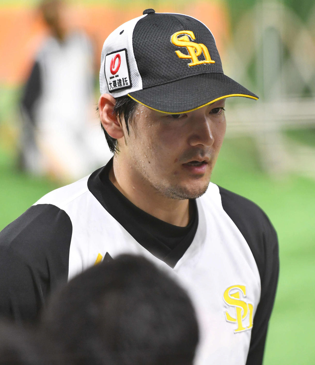 練習を終えて囲み取材を受ける有原（撮影・岩下翔太）