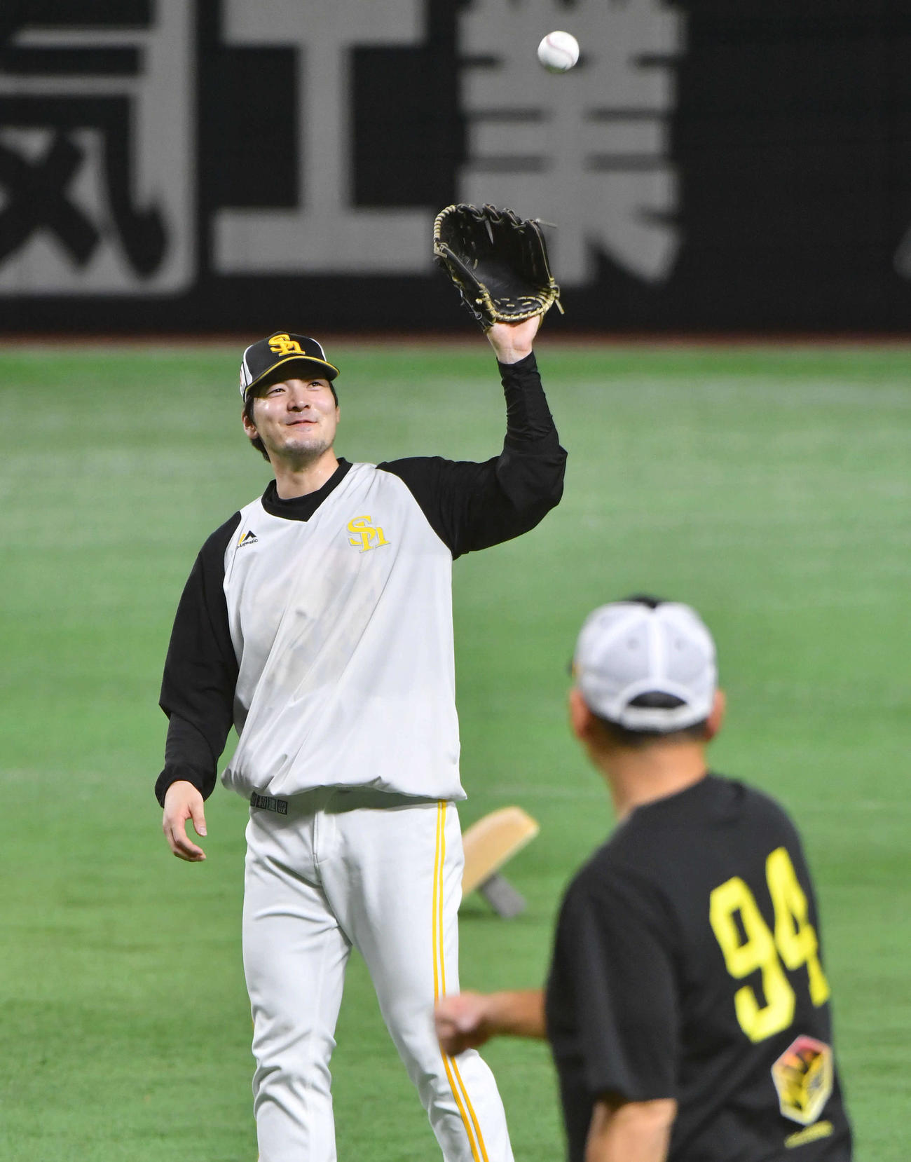 倉野コーチ（右）とのキャッチボールで笑顔を見せる有原（撮影・岩下翔太）
