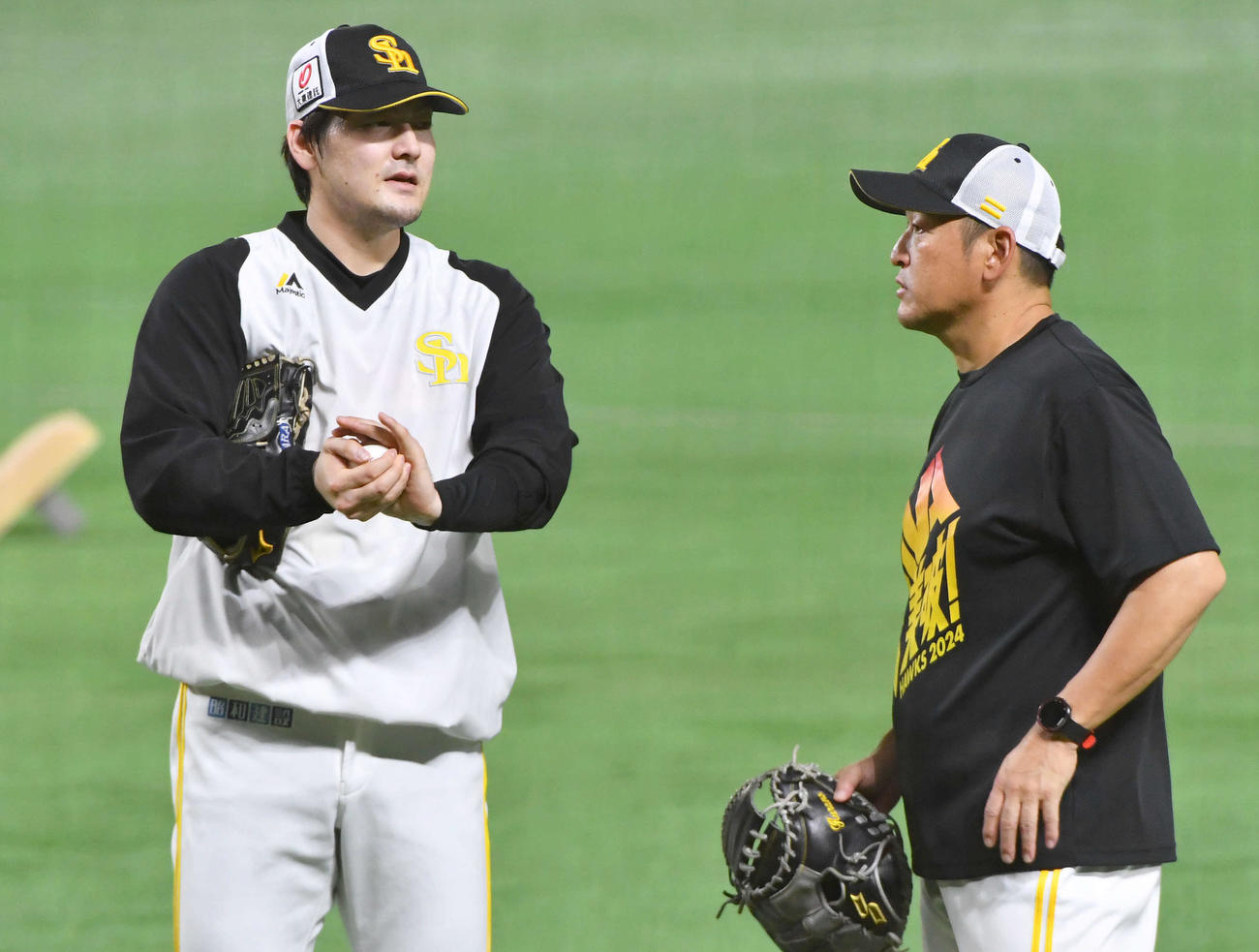 練習中、ソフトバンク有原（左）は倉野コーチと話し合う（撮影・岩下翔太）