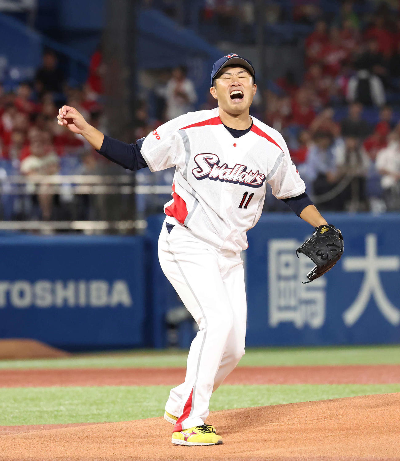 ヤクルト対広島　レジェンドファーストピッチを行った佐藤由規さん（撮影・丹羽敏通）