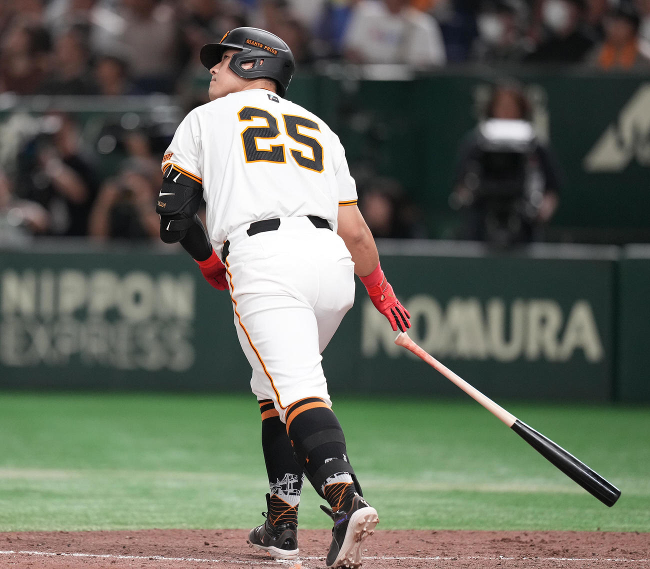 巨人対DeNA 5回裏巨人1死一塁、左越え2点本塁打を放つ岡本和（撮影・鈴木みどり）