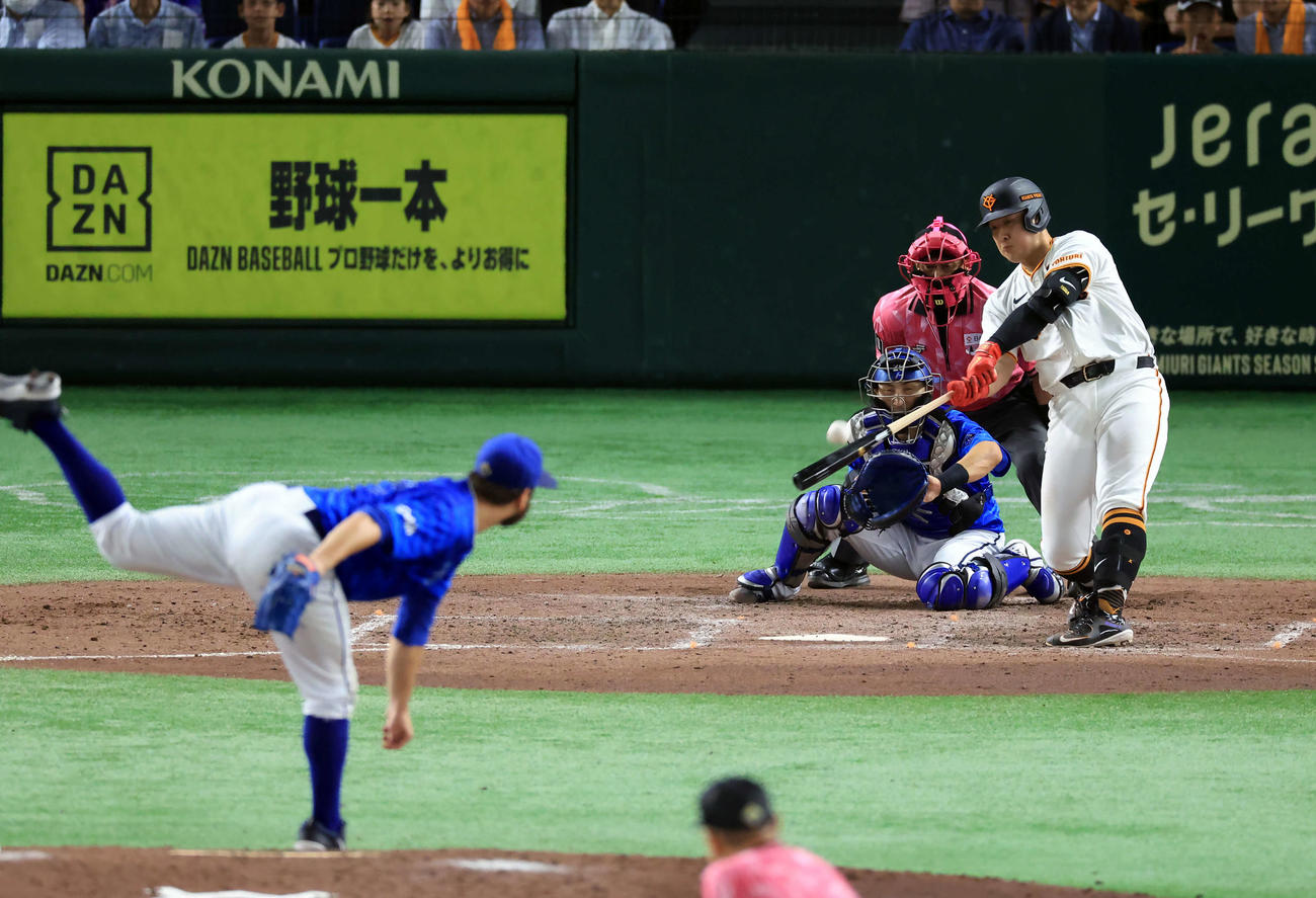巨人対DeNA 5回裏巨人1死一塁、岡本和は2点本塁打を放つ。投手ケイ（撮影・浅見桂子）