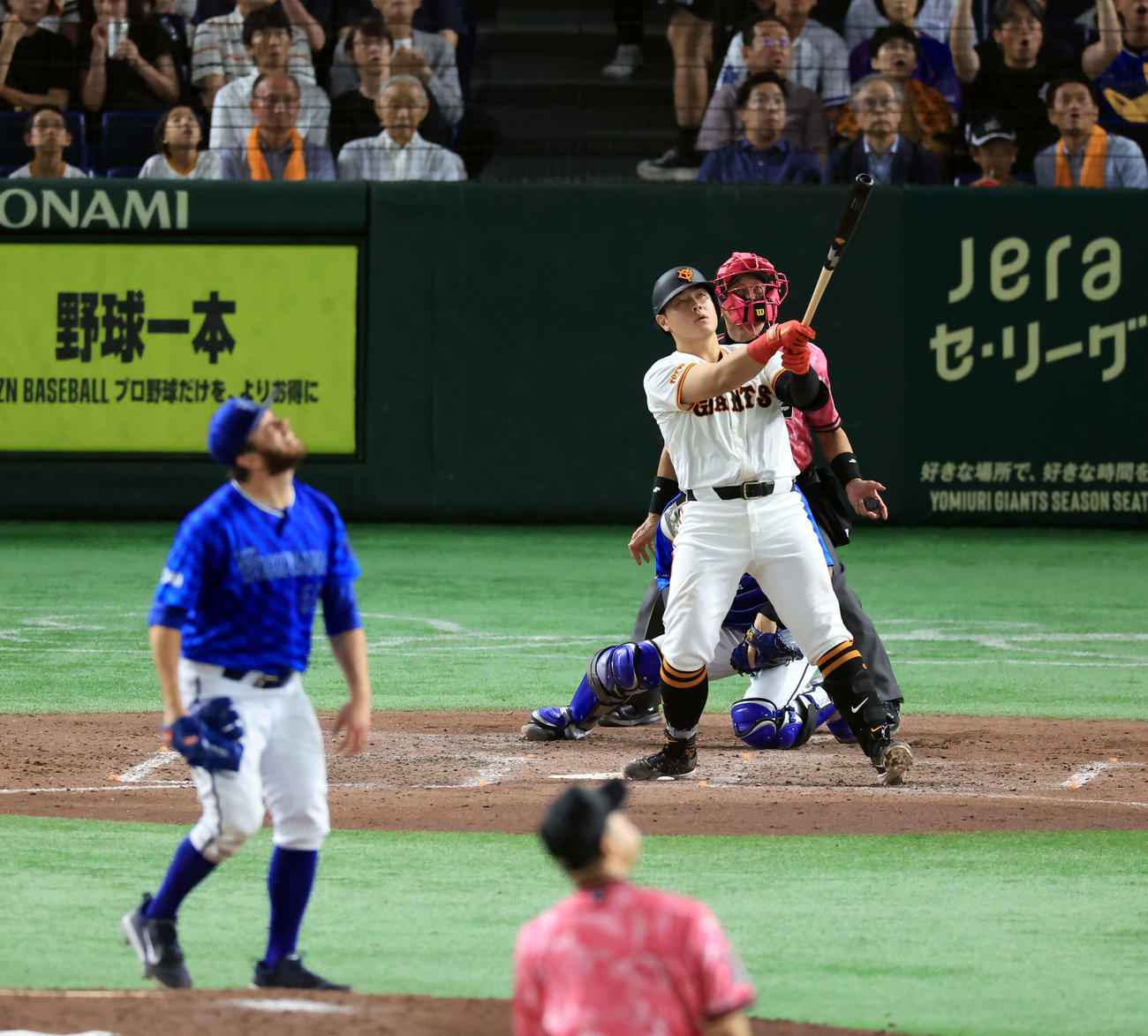 巨人対DeNA 5回裏巨人1死一塁、岡本和は2点本塁打を放つ。投手ケイ（撮影・浅見桂子）