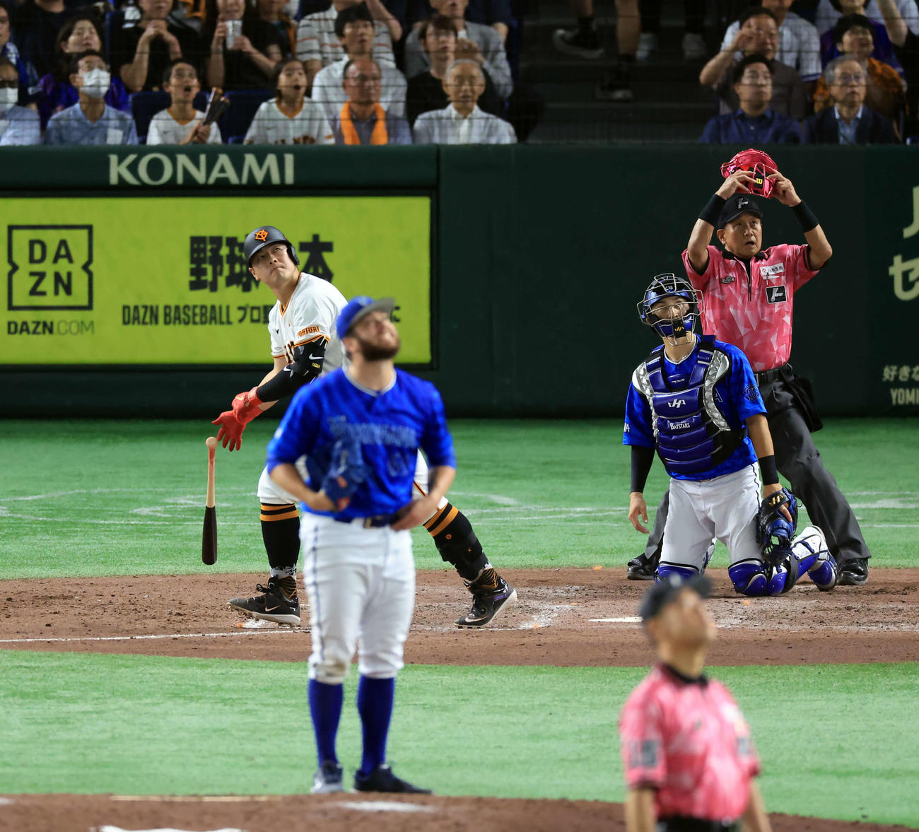 巨人対DeNA 5回裏巨人1死一塁、岡本和は2点本塁打を放つ。投手ケイ（撮影・浅見桂子）