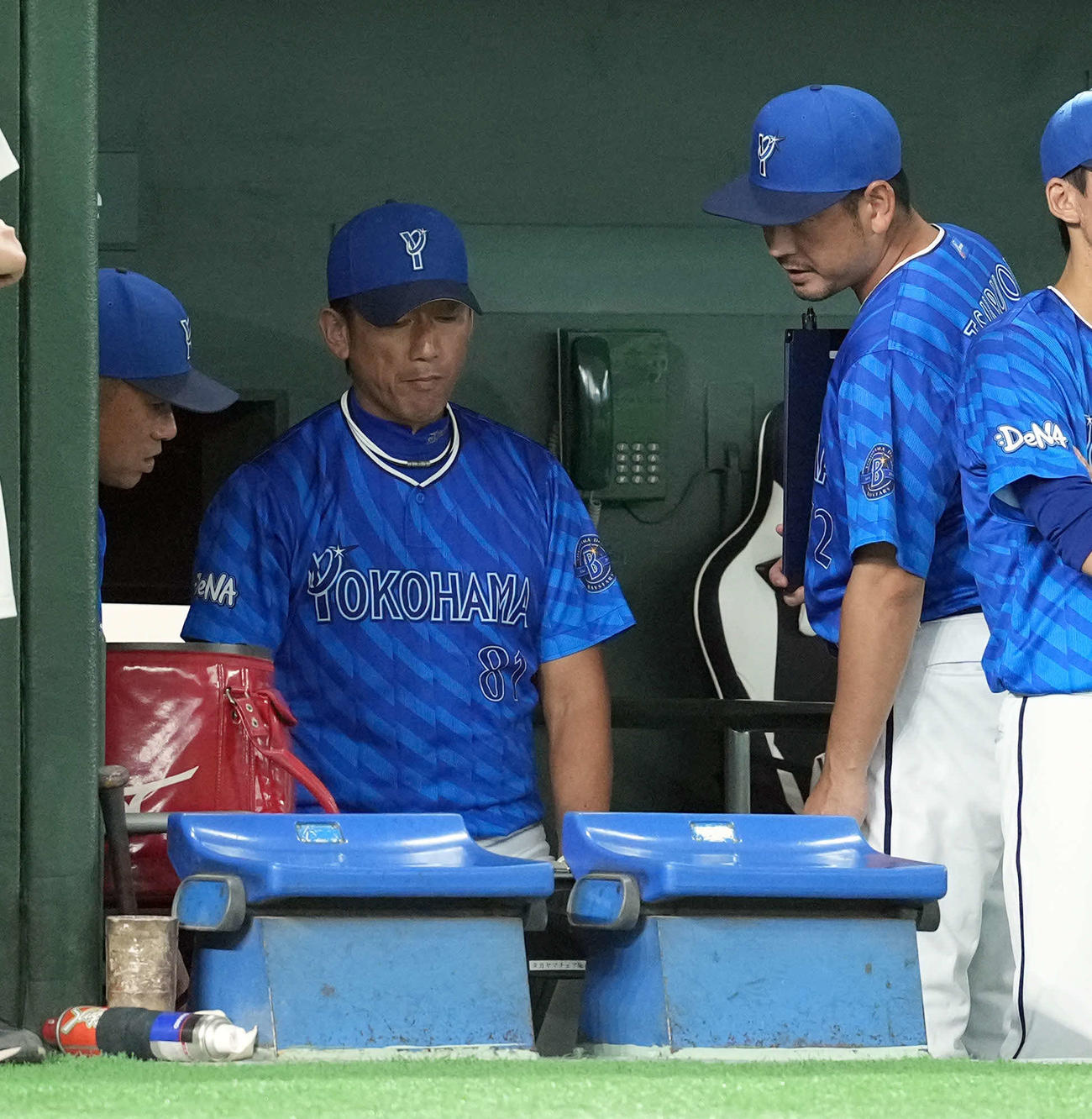 巨人対DeNA　ベンチで厳しい表情を浮かべるDeNA三浦監督（撮影・たえ見朱実）
