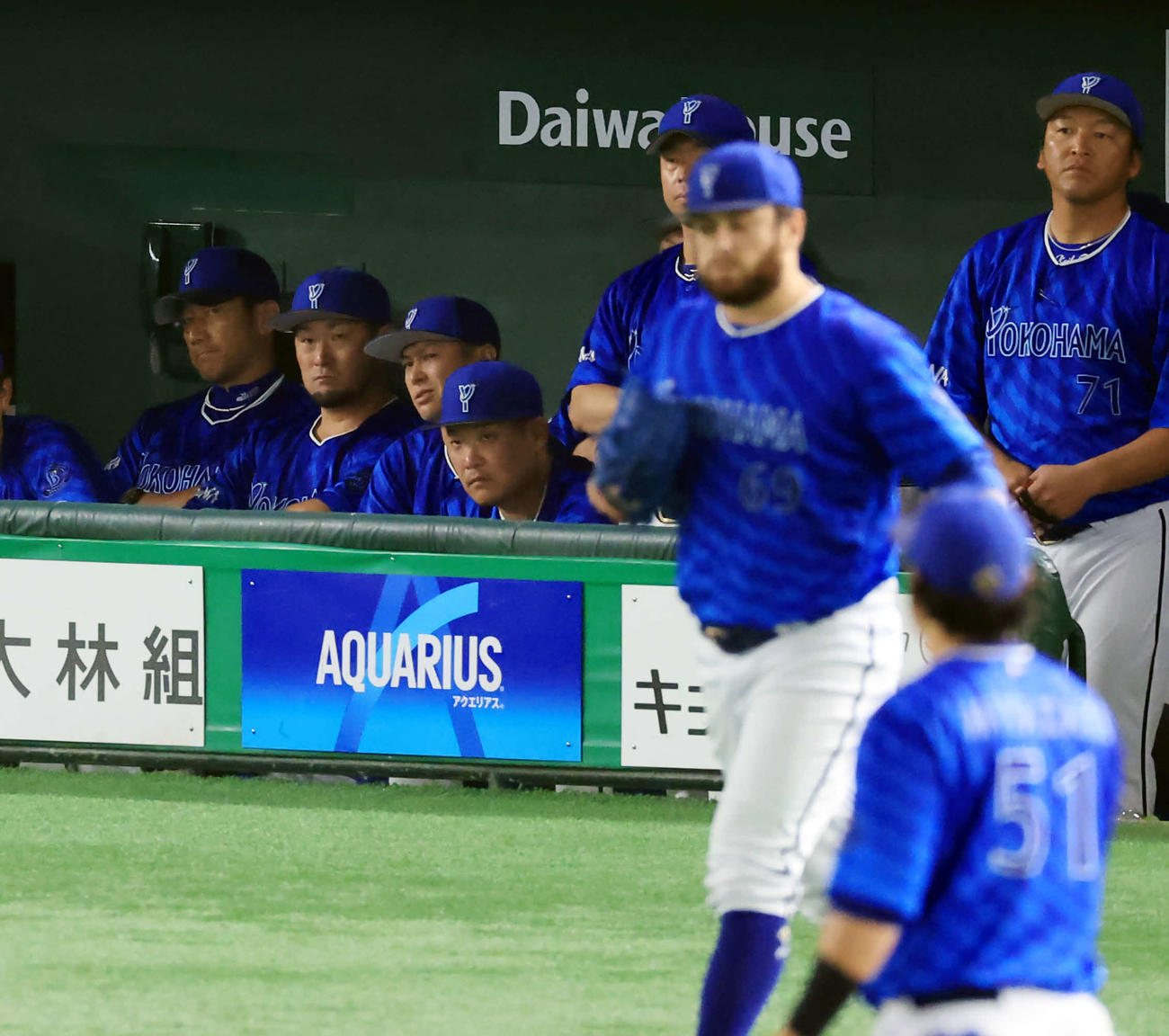 巨人対DeNA 1回裏巨人無死一、三塁、吉川に右越え適時二塁打を許したケイ（手前）の奥で厳しい表情の三浦監督（左）（撮影・浅見桂子）