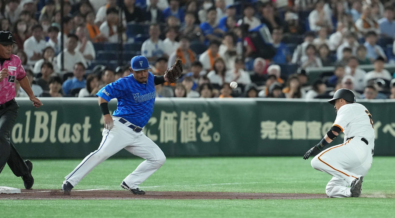 巨人対DeNA 1回裏巨人2死一、二塁、モンテス一邪飛をオースティンが悪送球。ボールをそらす三塁手宮崎（撮影・たえ見朱実）