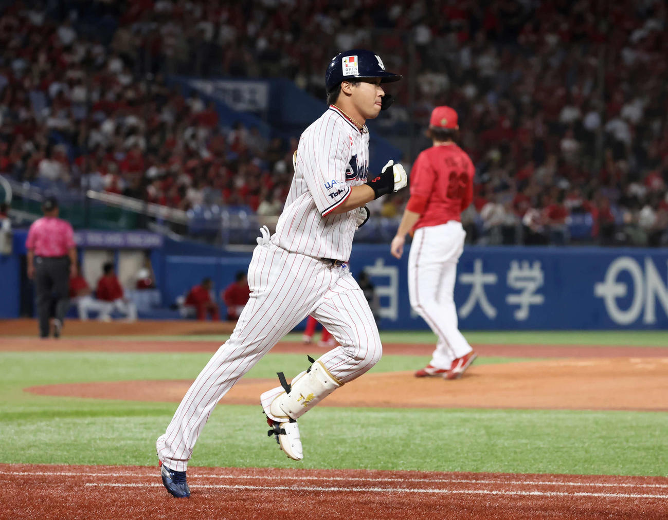 ヤクルト対広島　2回裏ヤクルト無死、山田は床田から左越えに同点本塁打を放ち一塁へ向かう（撮影・丹羽敏通）