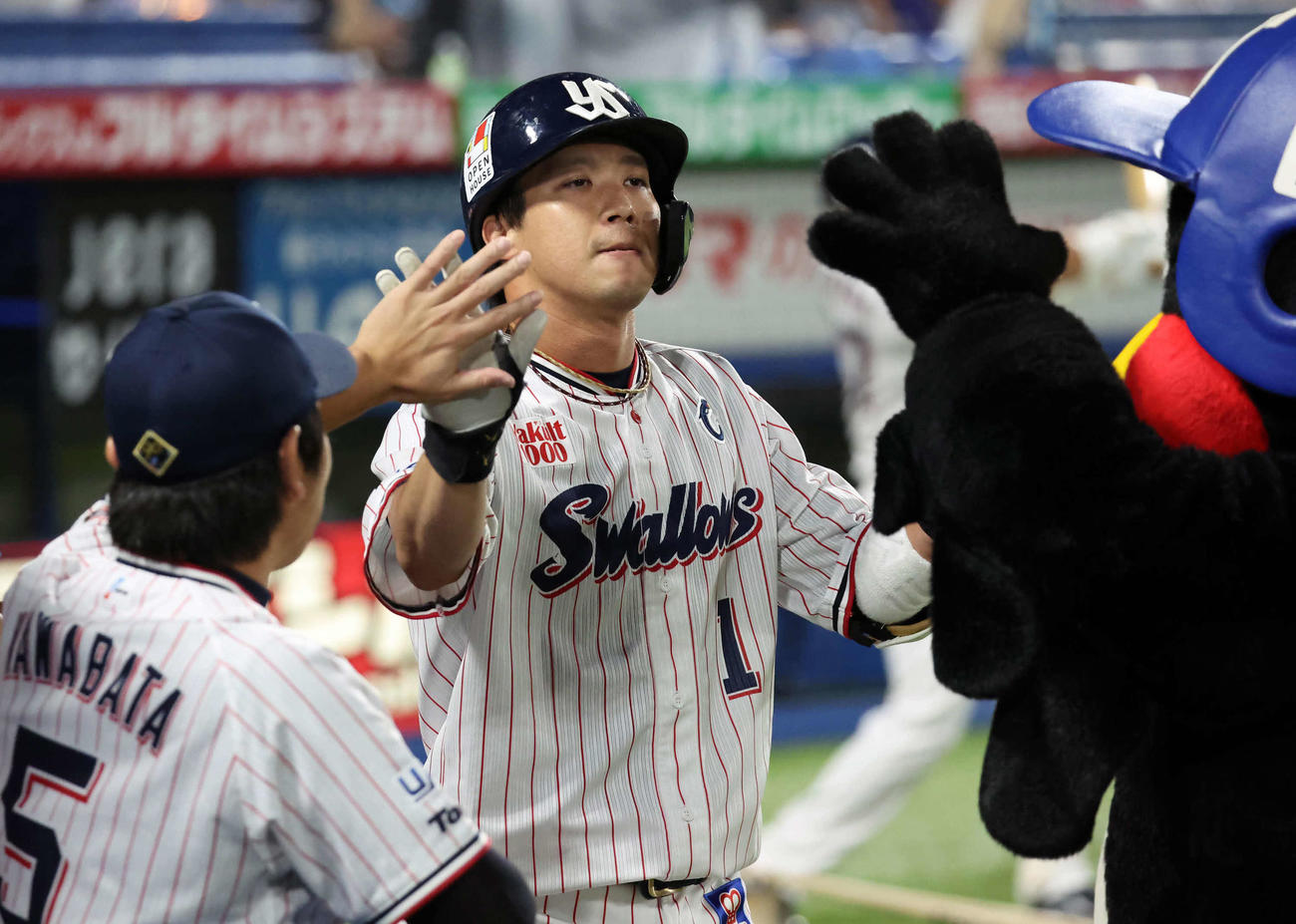 ヤクルト対広島　2回裏ヤクルト無死、山田は左越えに同点本塁打を放ち祝福を受ける（撮影・丹羽敏通）