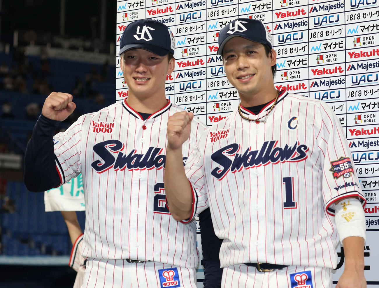 ヤクルト対広島　お立ち台でポーズを決める本拠地初勝利の吉村（左）と打のヒーロー山田（撮影・丹羽敏通）