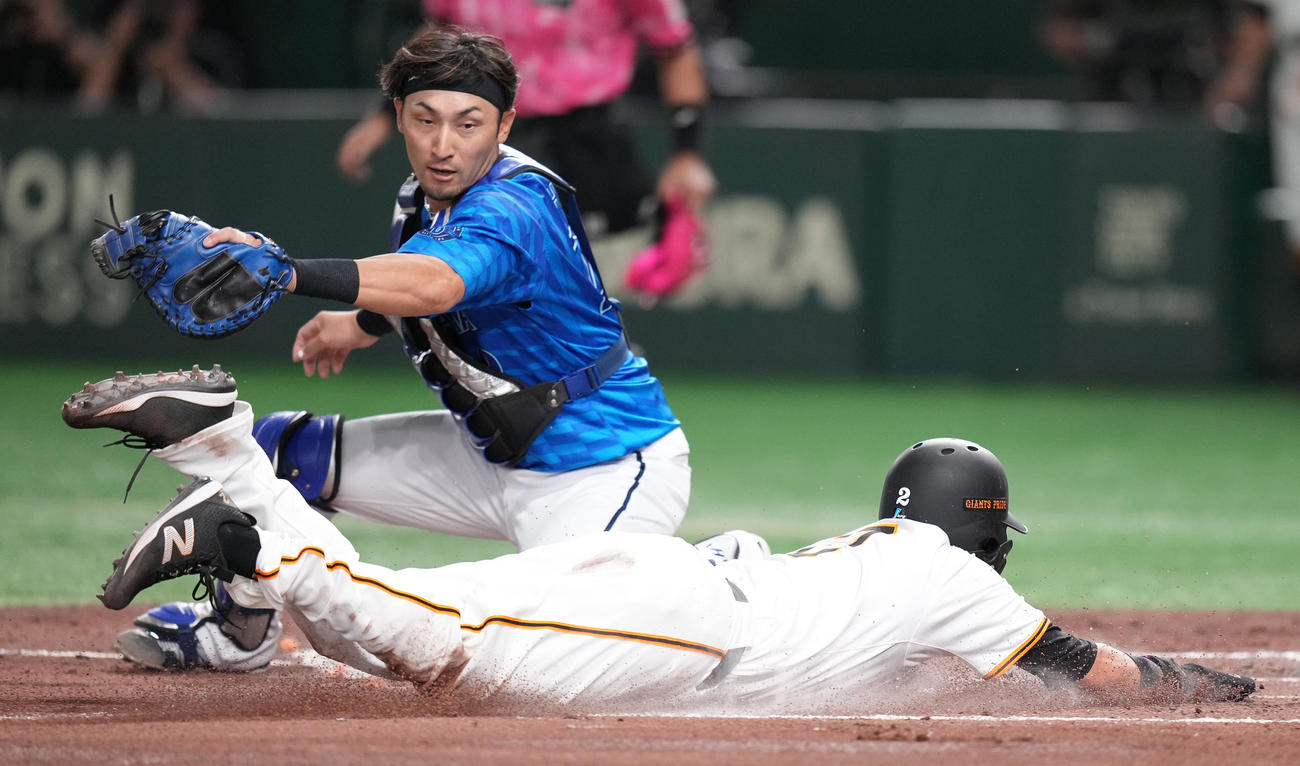 巨人対DeNA 1回裏巨人1死一、二塁、モンテスが一邪飛に倒れた後、一塁手オースティンの悪送球で生還する二塁走者吉川。捕手伊藤（撮影・鈴木みどり）
