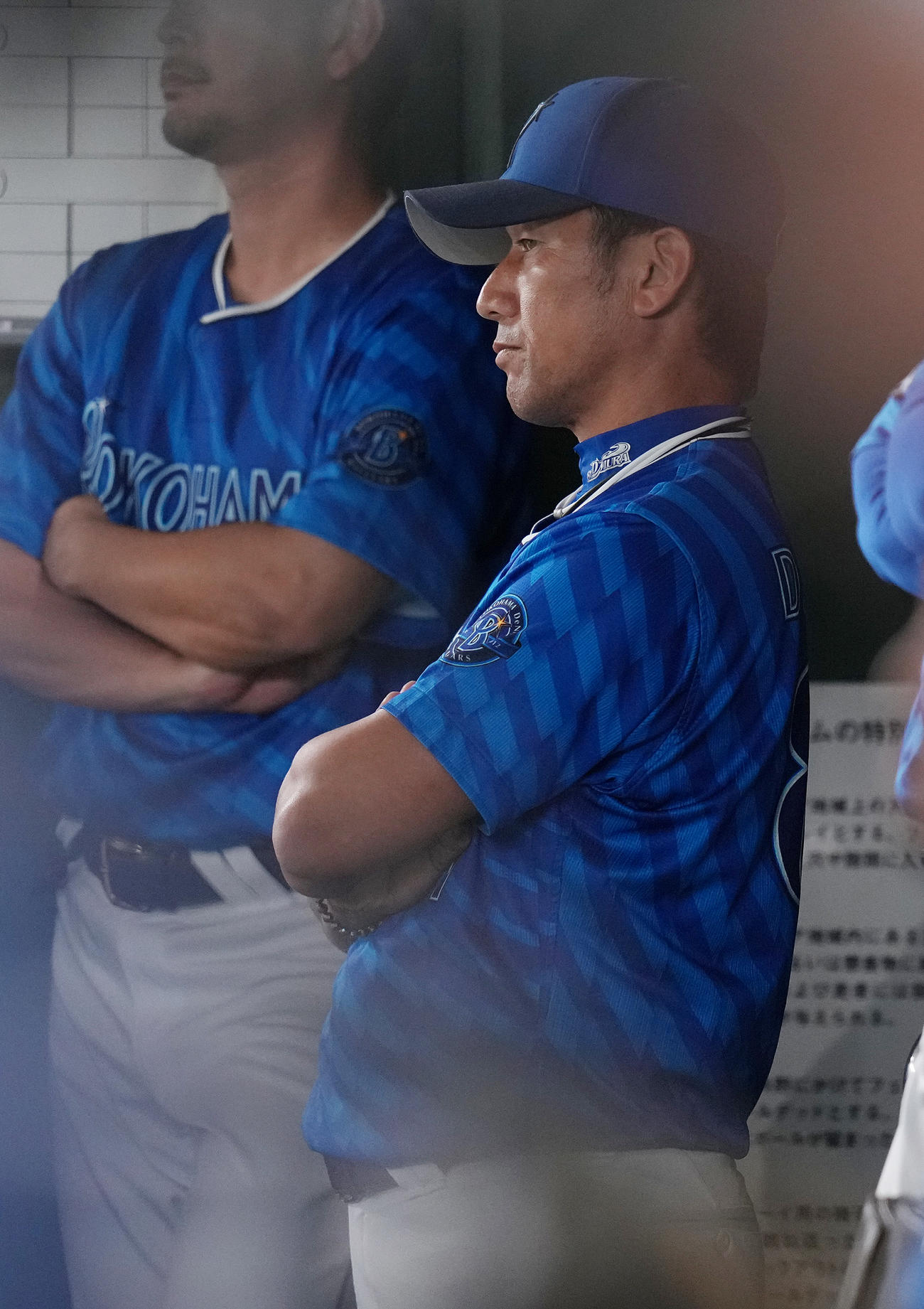 巨人対DeNA　ベンチで腕を組むDeNA三浦監督（撮影・鈴木みどり）