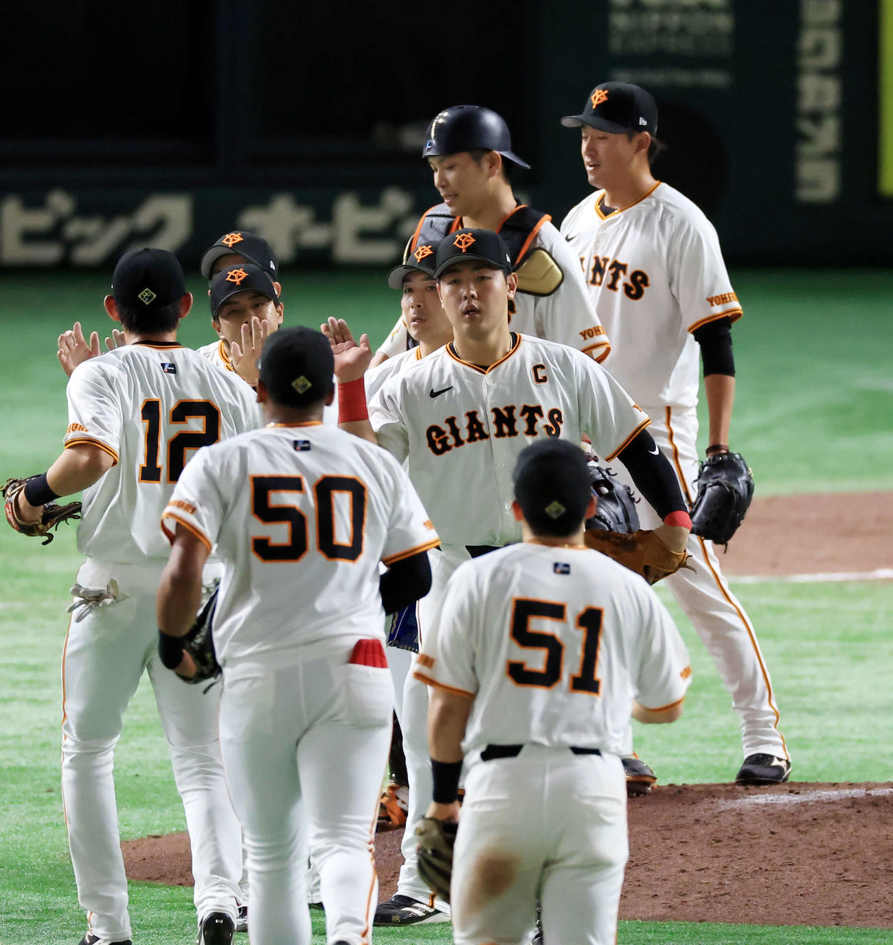 巨人対DeNA　連勝でM8とし、ハイタッチで喜ぶ岡本和（中央）ら巨人の選手たち（撮影・浅見桂子）