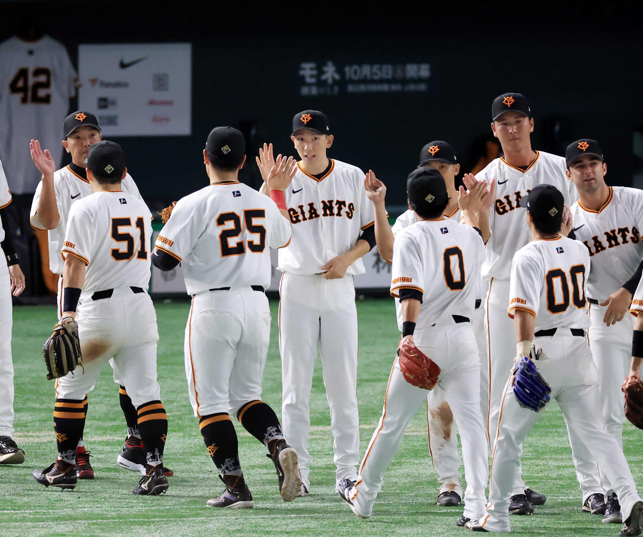 巨人対DeNA　連勝でM8とし、笑顔で岡本和（手前左）らナインを迎えに出る戸郷（中央）。左は阿部監督（撮影・浅見桂子）