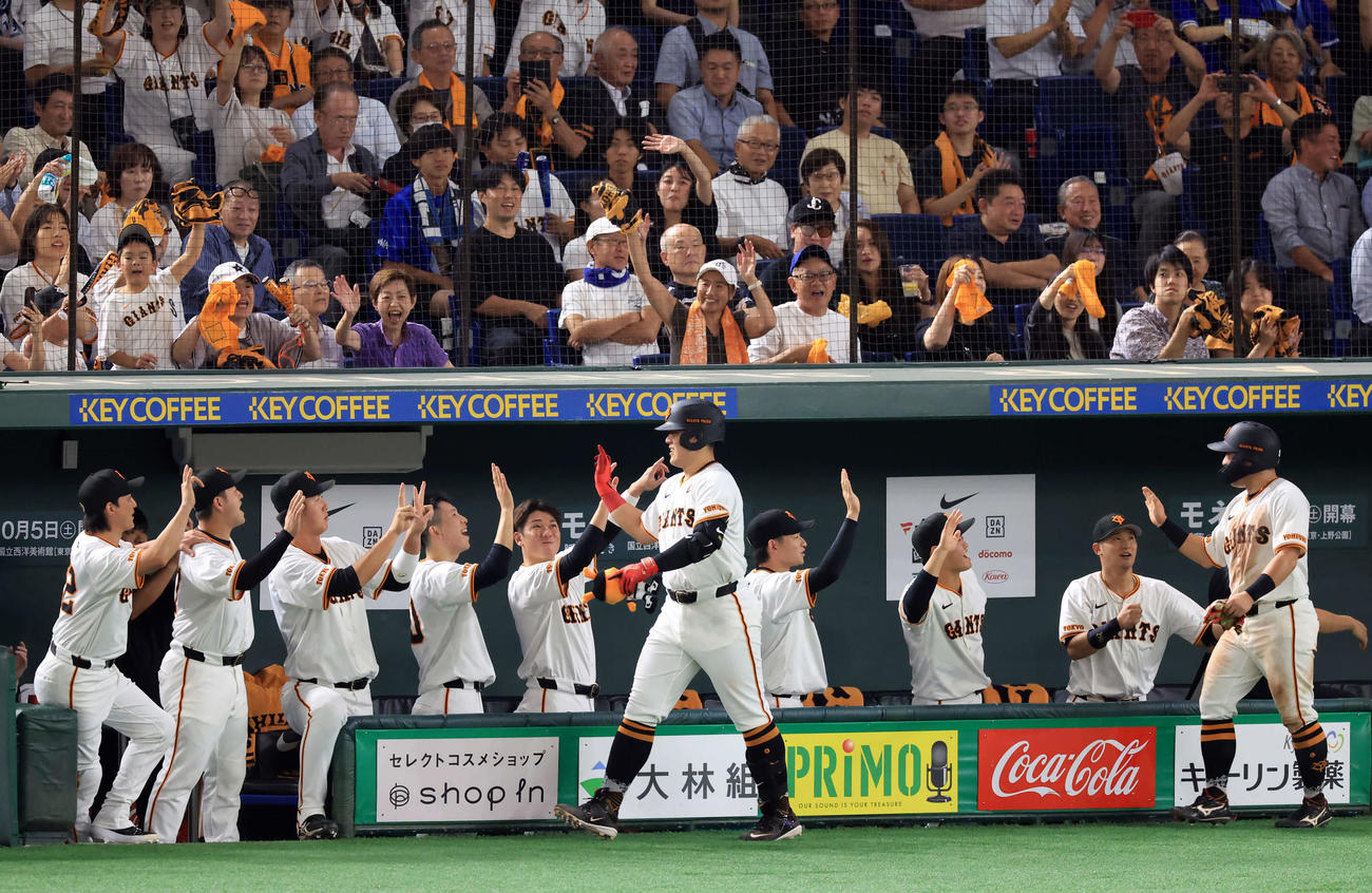 巨人対DeNA 5回裏巨人1死一塁、岡本和（中央）は2点本塁打を放ち笑顔でナインとハイタッチ（撮影・浅見桂子）