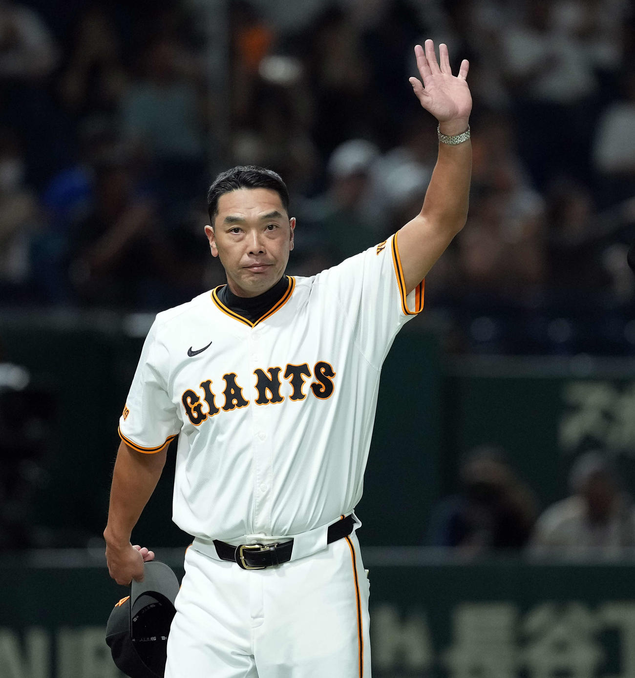 巨人対DeNA DeNAに勝利しM8となした巨人阿部監督は、ファンの声援に応える（撮影・たえ見朱実）