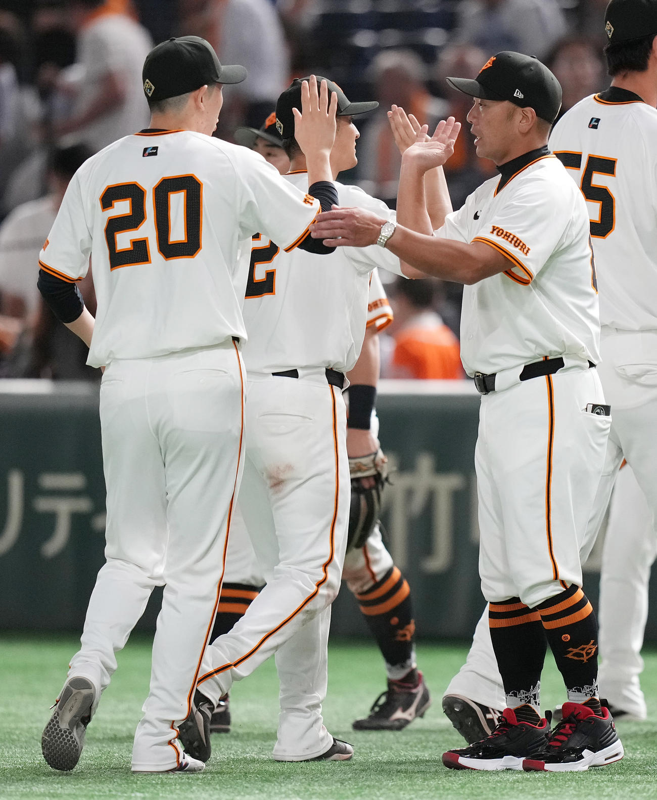 巨人対DeNA DeNAに勝利し、戸郷（左）を迎える巨人阿部監督（撮影・鈴木みどり）