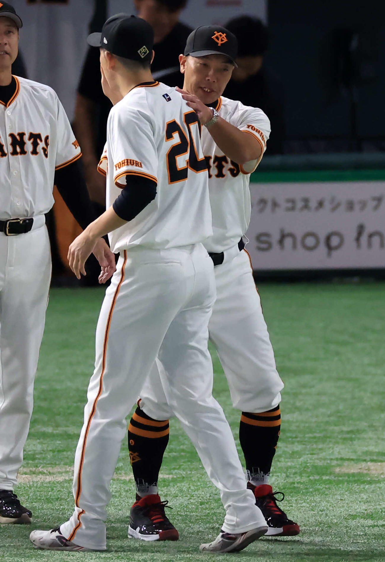 巨人対DeNA　連勝でM8とし、勝利投手の戸郷（左）をねぎらう阿部監督（撮影・浅見桂子）