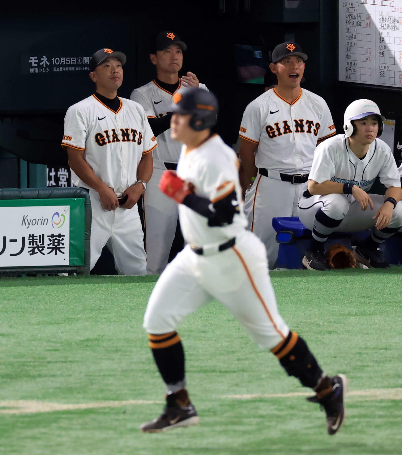 巨人対DeNA 5回裏巨人1死一塁、岡本和が2点本塁打を放ち、打球を見つめる阿部監督（左）ら（撮影・浅見桂子）