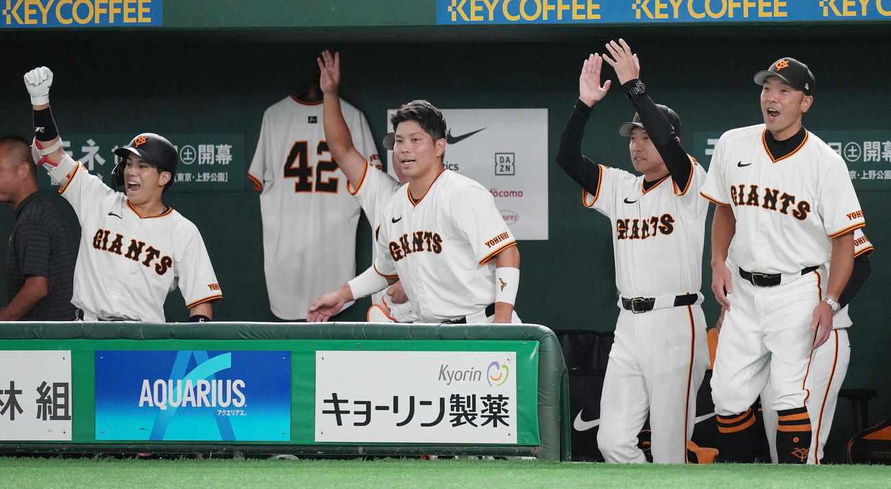 巨人対DeNA 1回裏巨人1死一、二塁、モンテスが一邪飛に倒れた後、一塁手オースティンの悪送球で二塁走者吉川が生還し、声を出す阿部監督（右）（撮影・鈴木みどり）