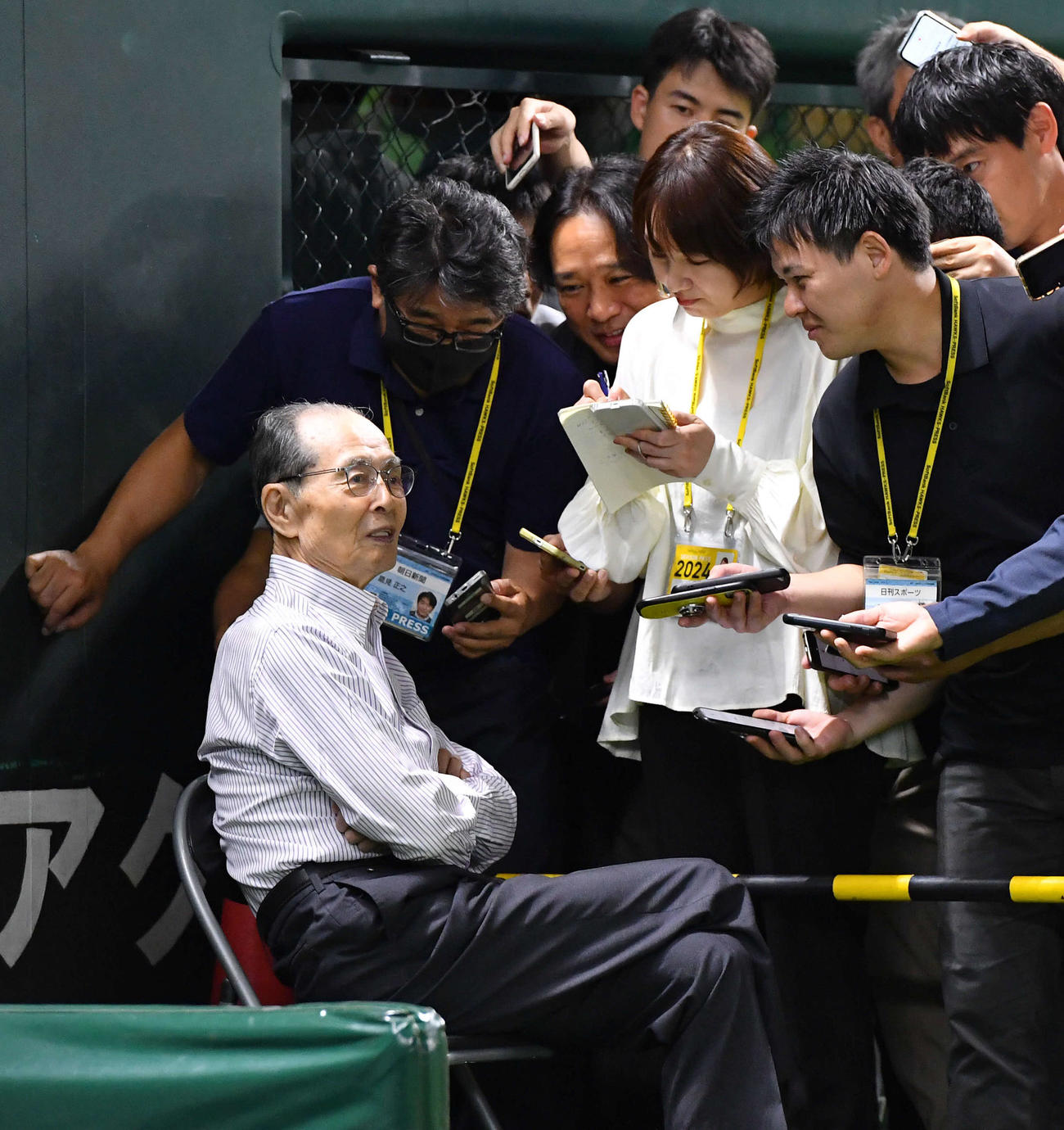 ソフトバンク対オリックス　囲み取材を受けるソフトバンク王球団会長（撮影・岩下翔太）