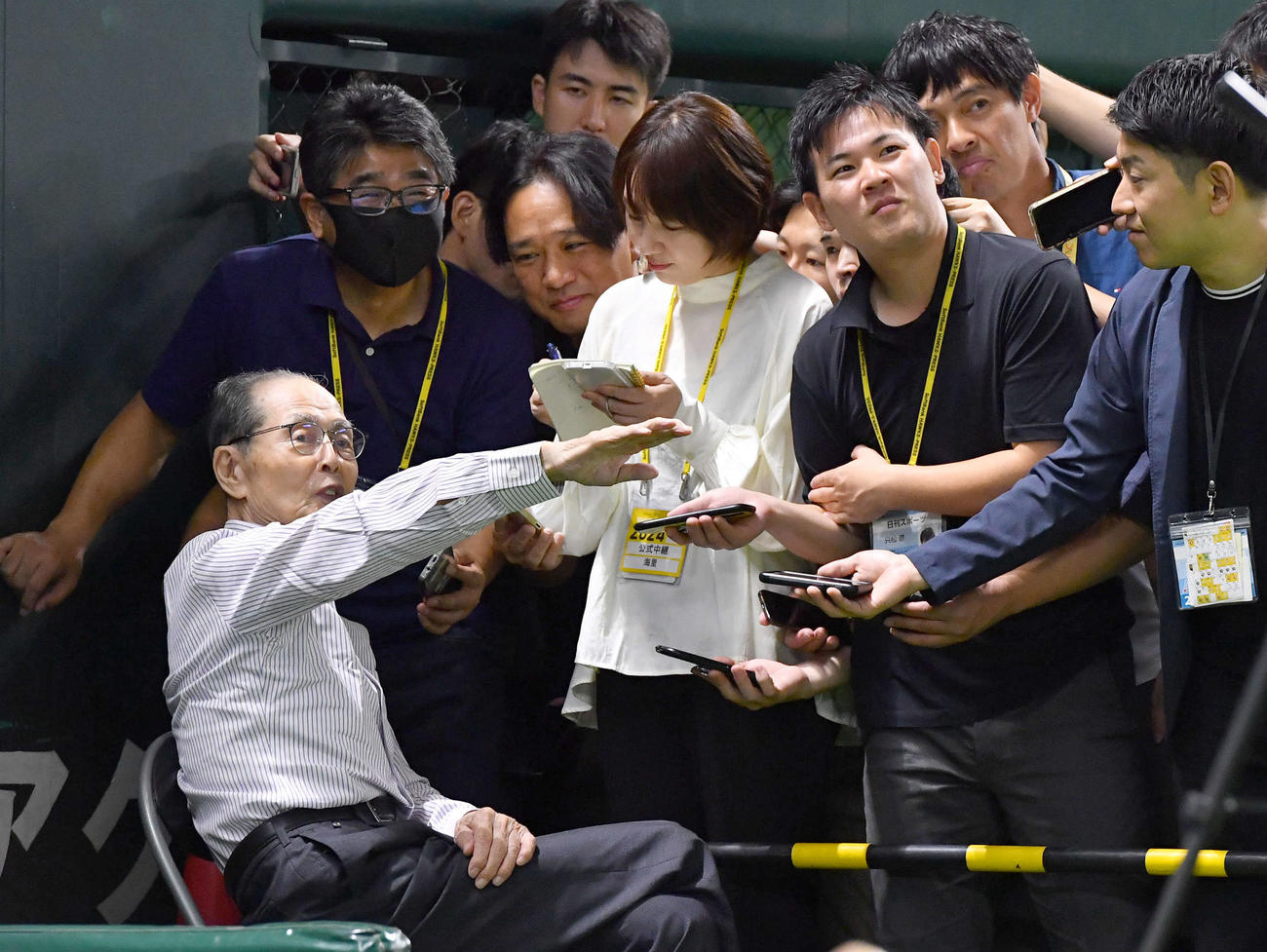 ソフトバンク対オリックス　囲み取材を受けるソフトバンク王球団会長（撮影・岩下翔太）
