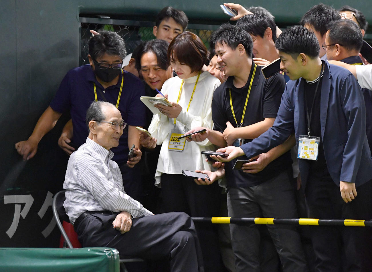 ソフトバンク対オリックス　笑顔で囲み取材を受けるソフトバンク王球団会長（撮影・岩下翔太）