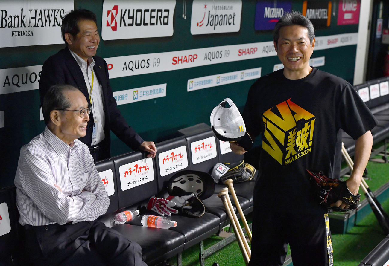 ソフトバンク対オリックス　小久保監督（右）と談笑する王球団会長（撮影・岩下翔太）
