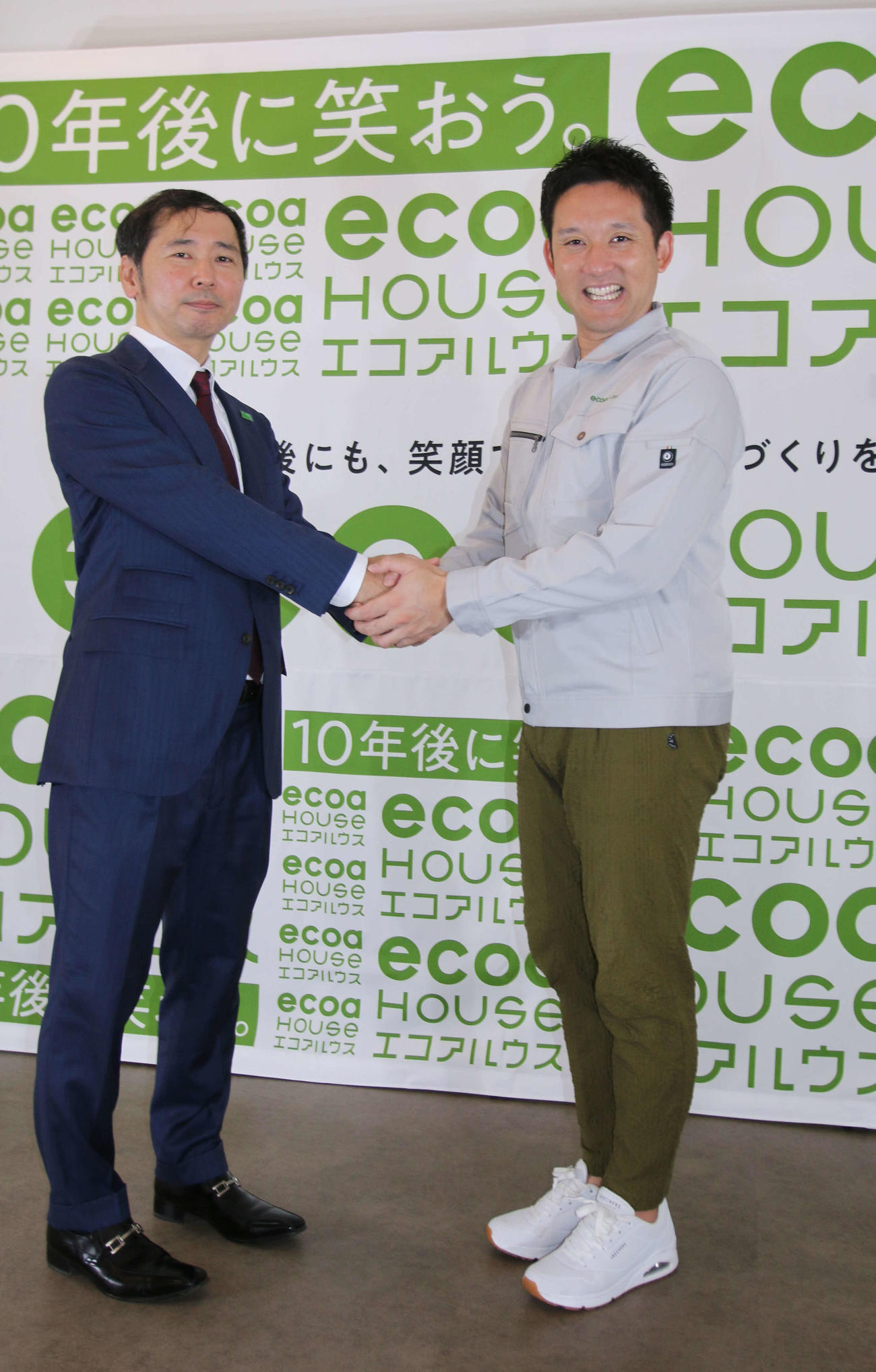 「エコアハウス」のCMイメージキャラクタに就任した杉谷氏（右）と同社の神出社長