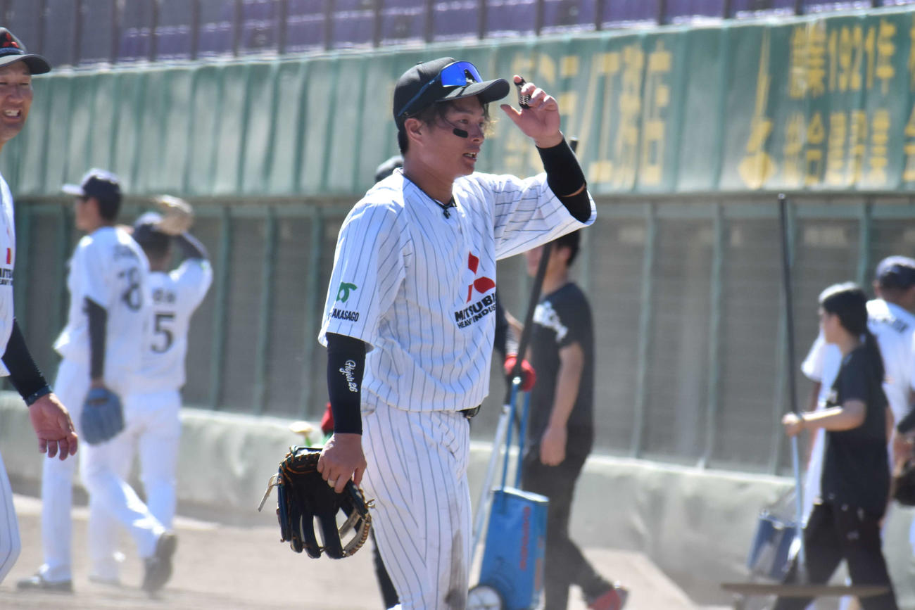社会人野球日本選手権出場を決め、ベンチへ引き上げる三菱重工West北條（撮影・古財稜明）