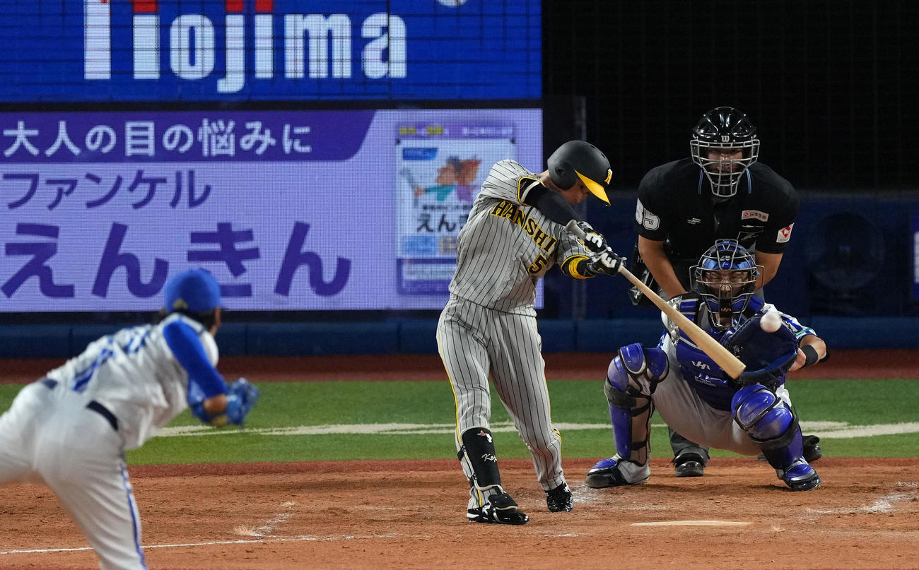 DeNA対阪神　4回表阪神2死一、三塁、左中間へ適時二塁打を放つ近本（撮影・横山健太）