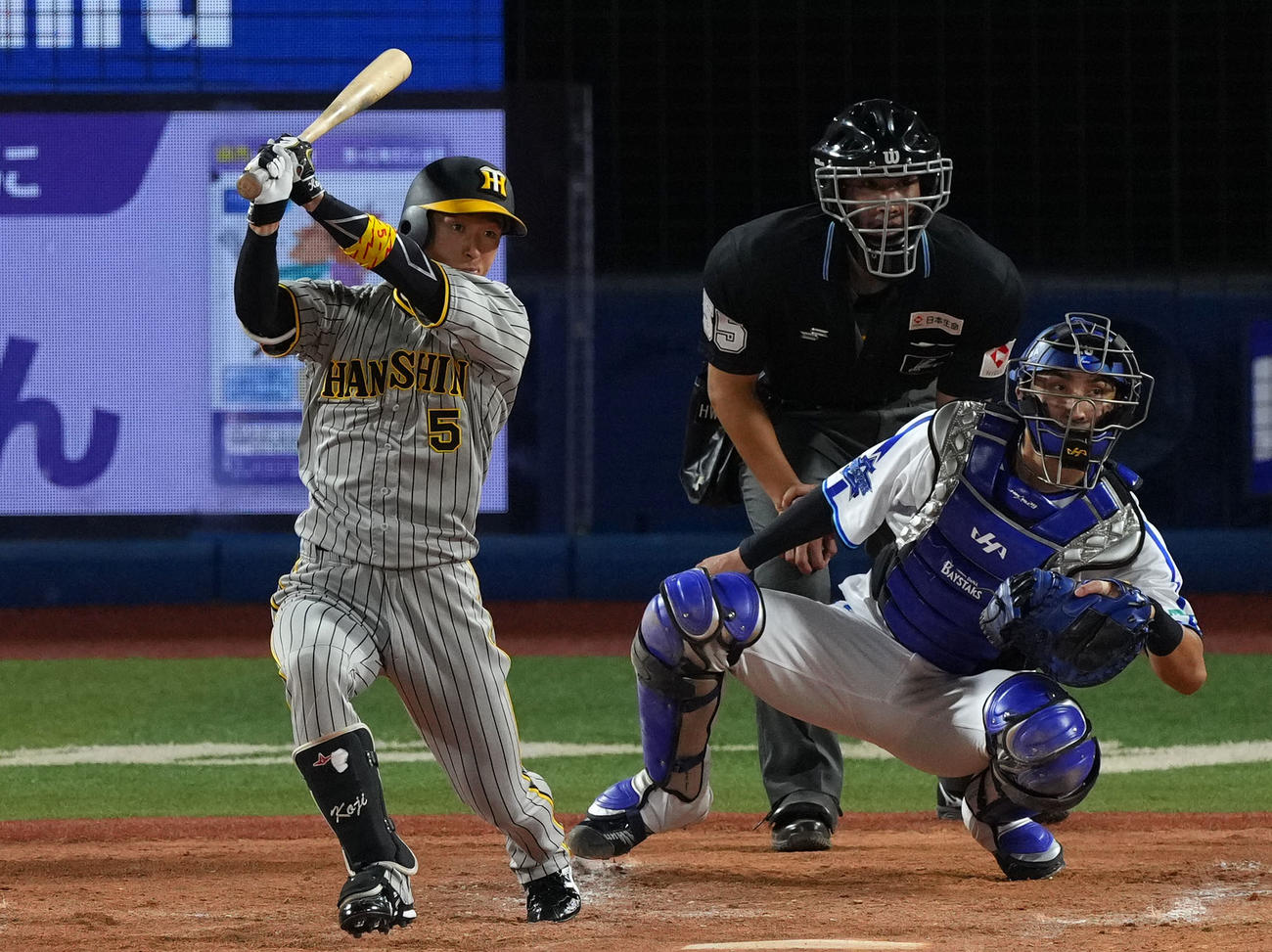 DeNA対阪神　4回表阪神2死一、三塁、左中間へ適時二塁打を放つ近本（撮影・横山健太）