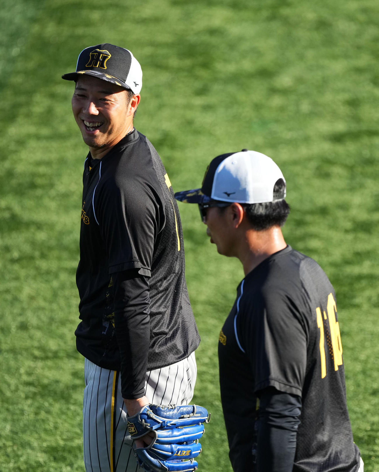 DeNA対阪神　キャッチボールを終え笑顔を見せる阪神青柳（撮影・横山健太）