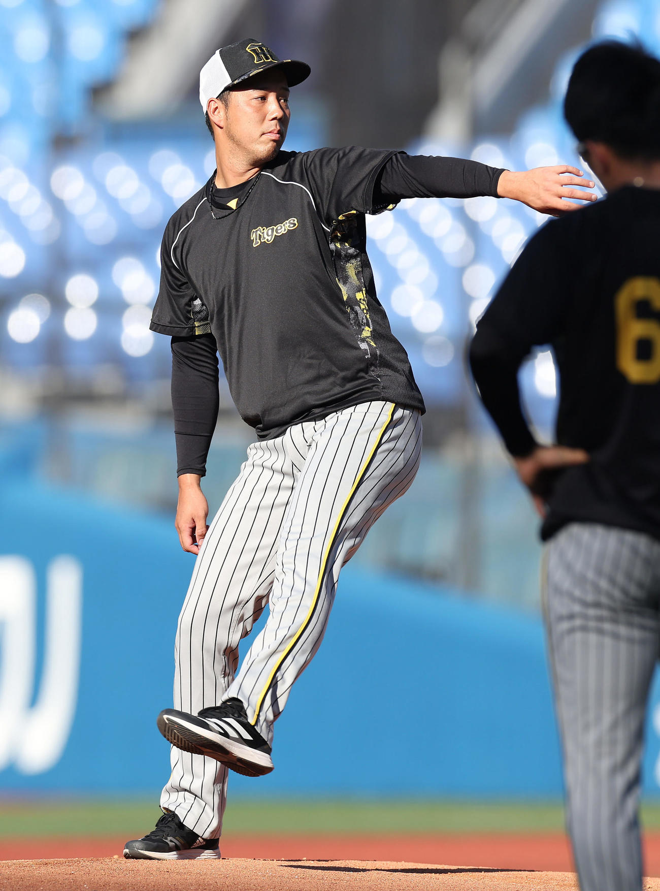 DeNA対阪神　横浜スタジアムのマウンドを確認する阪神青柳（撮影・前田充）