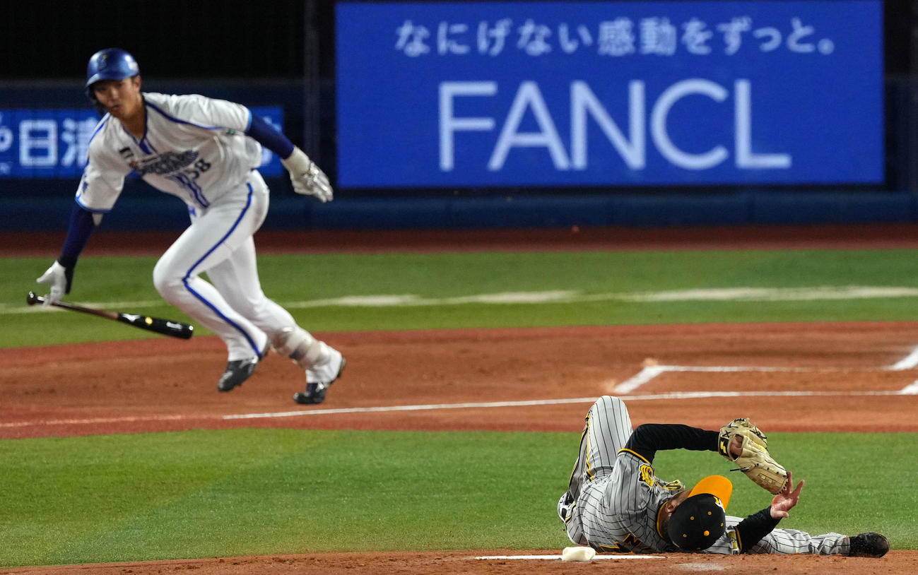 DeNA対阪神　1回裏DeNA無死、梶原の打球を好捕する西勇（右）（撮影・横山健太）