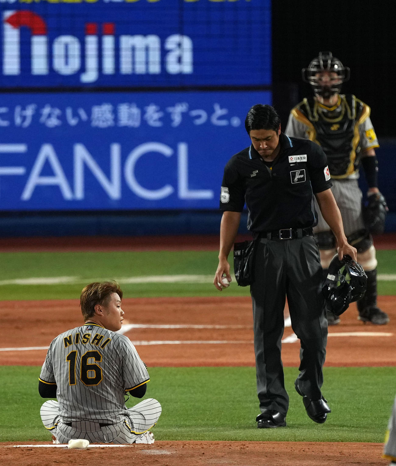 DeNA対阪神　1回裏DeNA無死、梶原の打球を好捕する西勇（左）（撮影・横山健太）