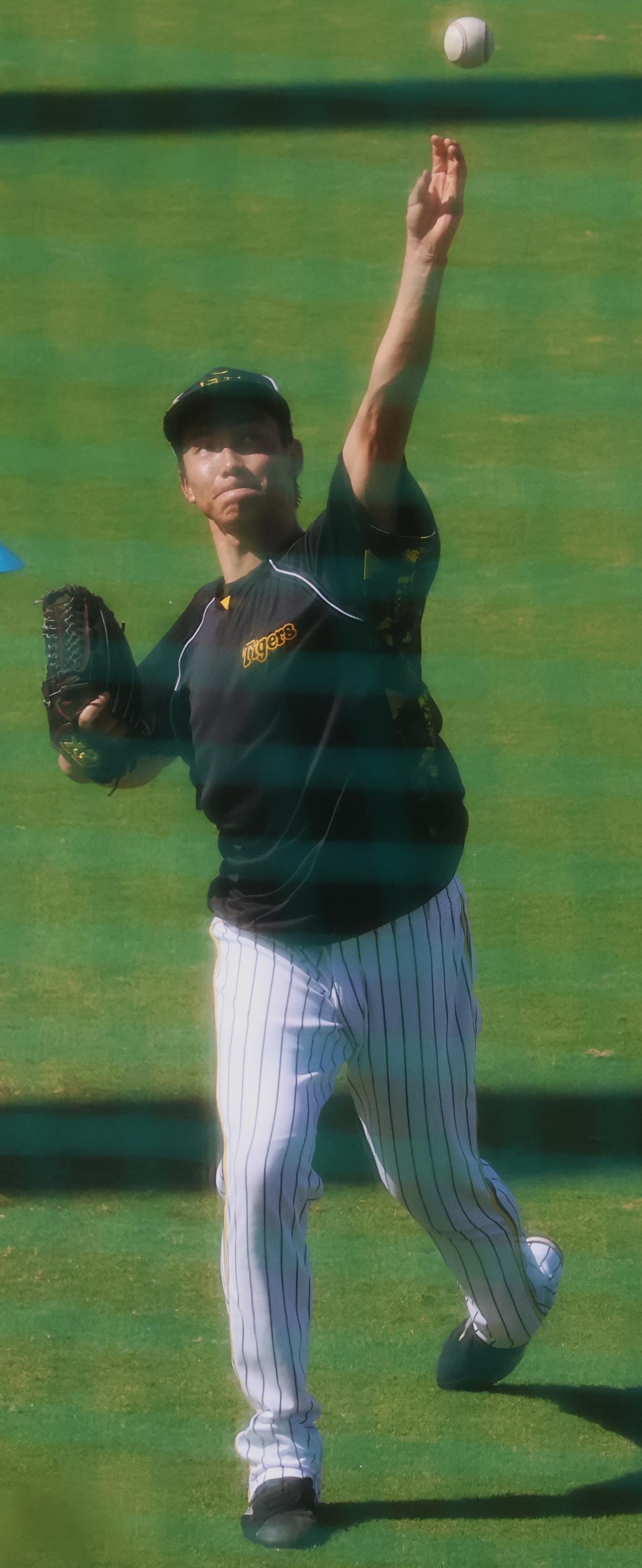 鳴尾浜で利き手と反対の左手から投げる阪神の湯浅（撮影・塚本光）