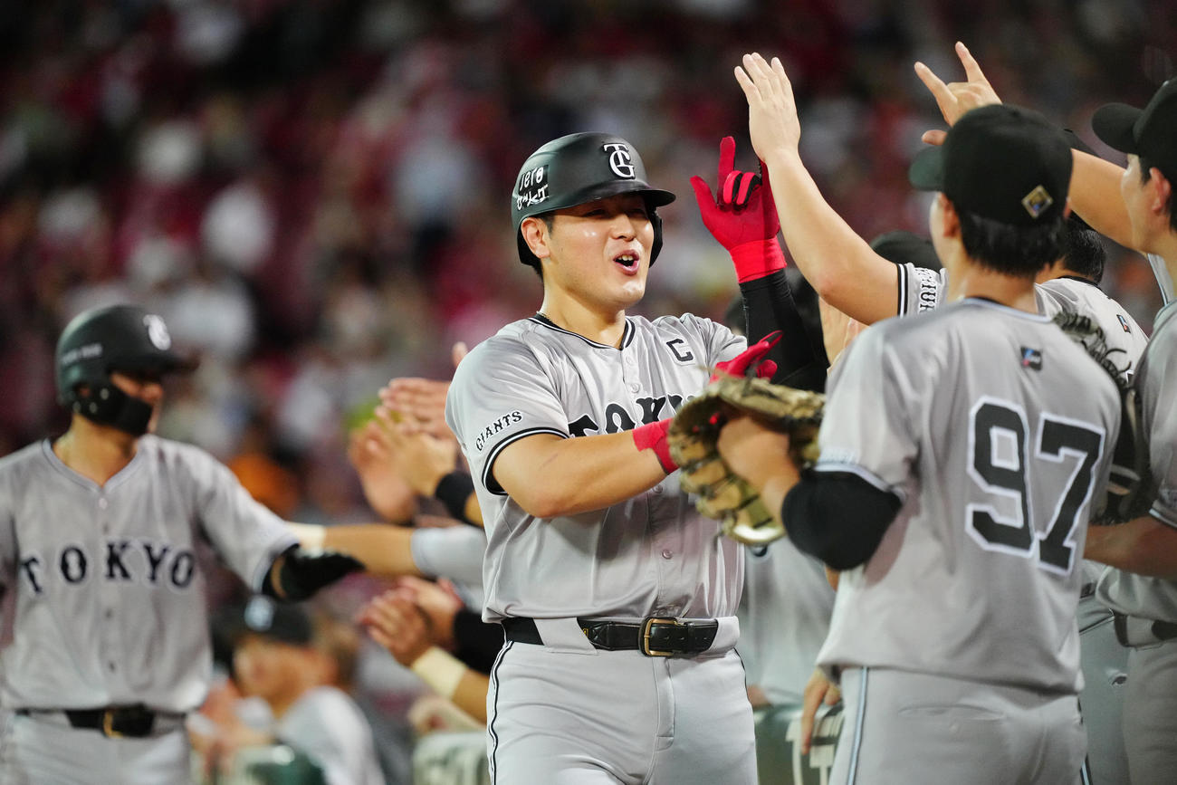 広島対巨人　3回表巨人2死二塁、2点本塁打を放ち、チームメートとタッチを交わす岡本和（撮影・江口和貴）