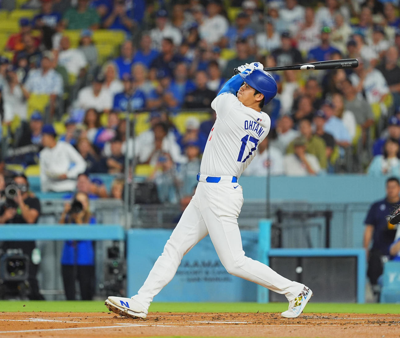 ドジャース対カブス　1回裏ドジャース無死、右中間に47号ソロ本塁打を放つ大谷（2024年9月11日撮影）